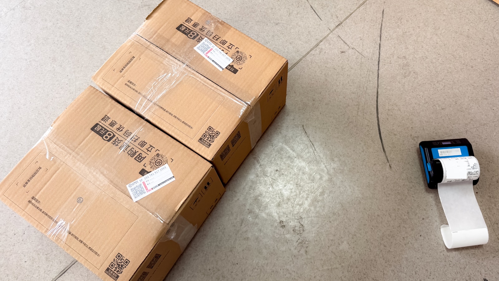 Cajas de envío junto a una impresora térmica de etiquetas