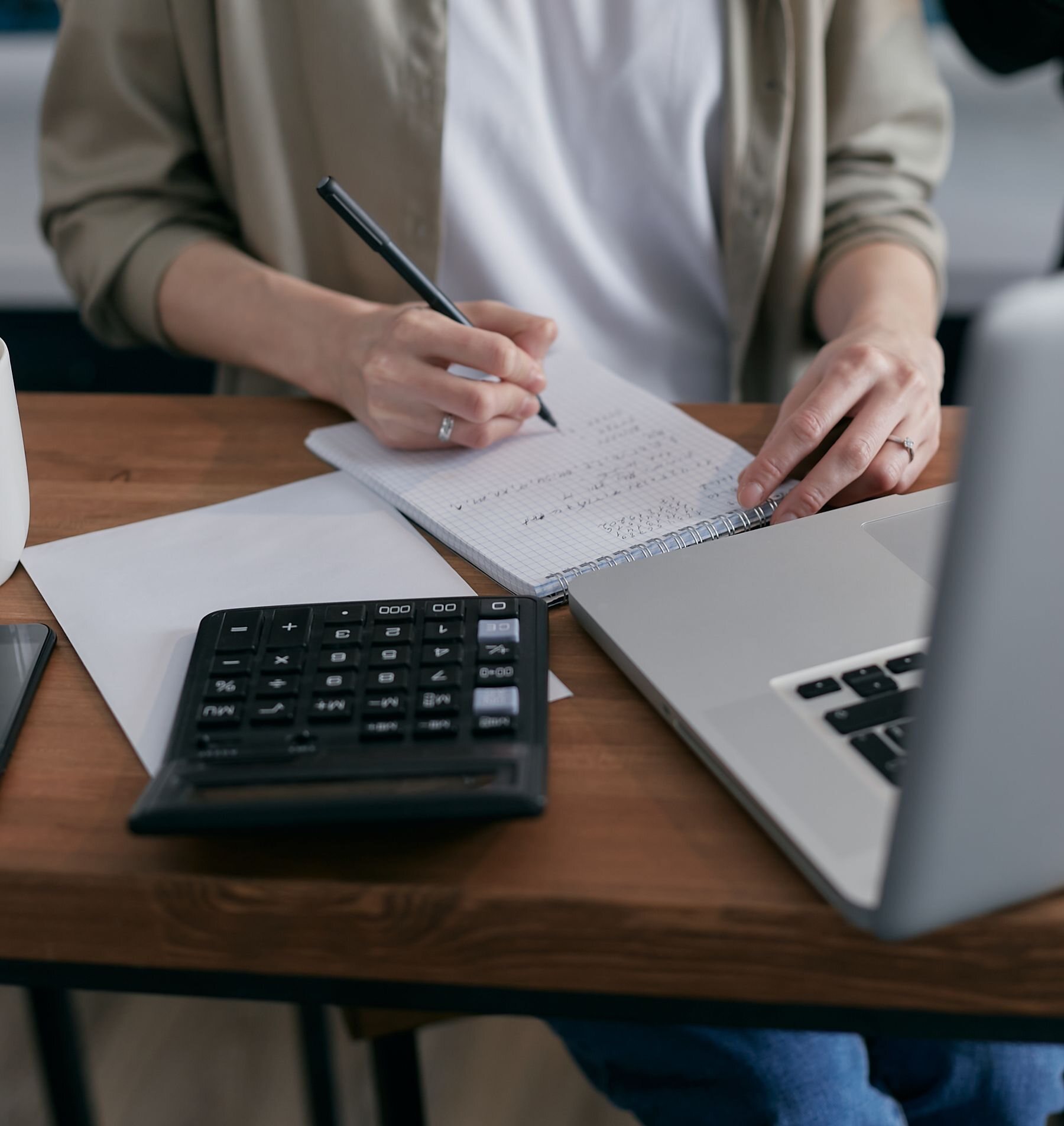 Comerciante revisando la facturación electrónica de sus ventas desde una computadora