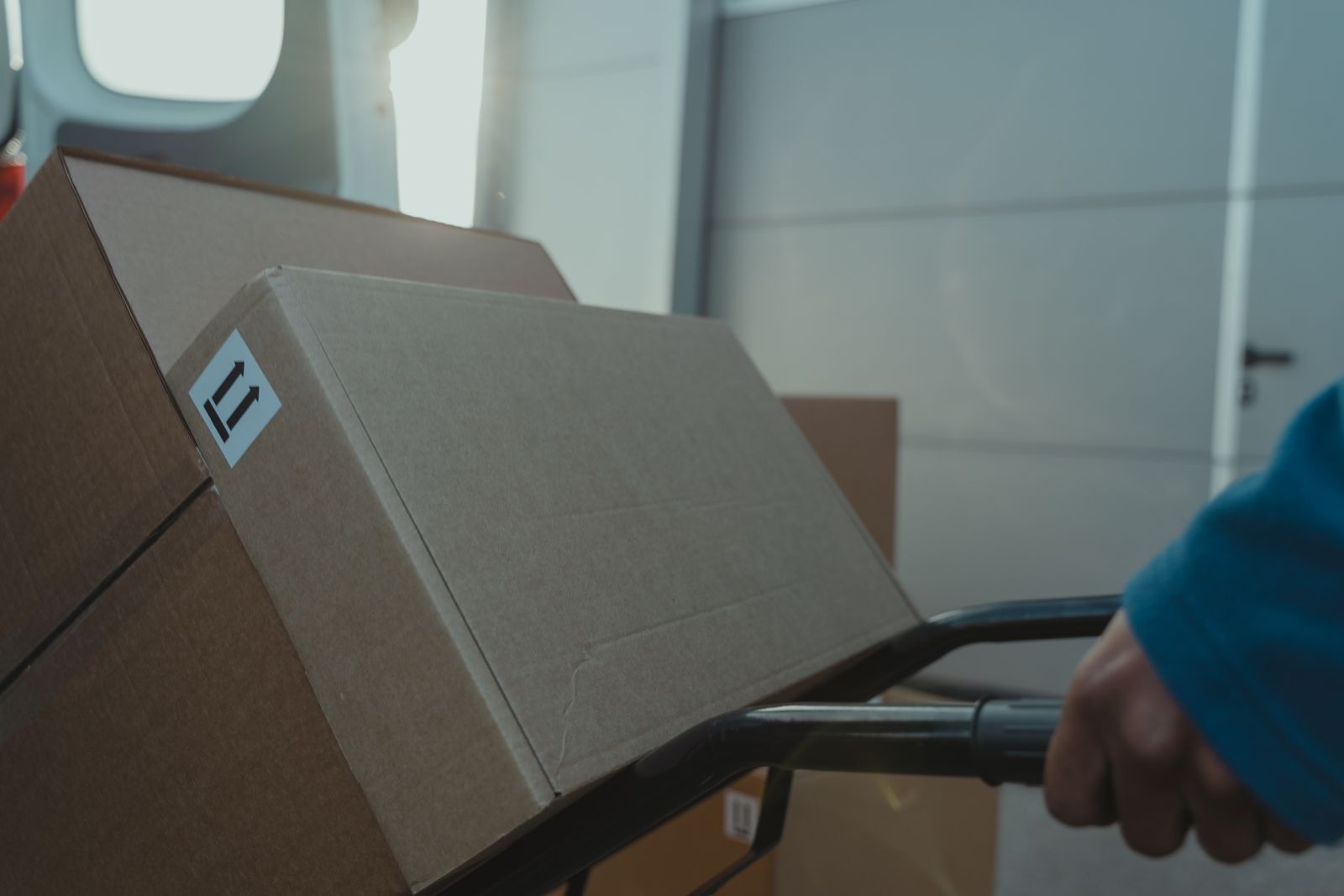 Cajas apiladas sobre un carrito, listas para ser retiradas antes del horario de despacho