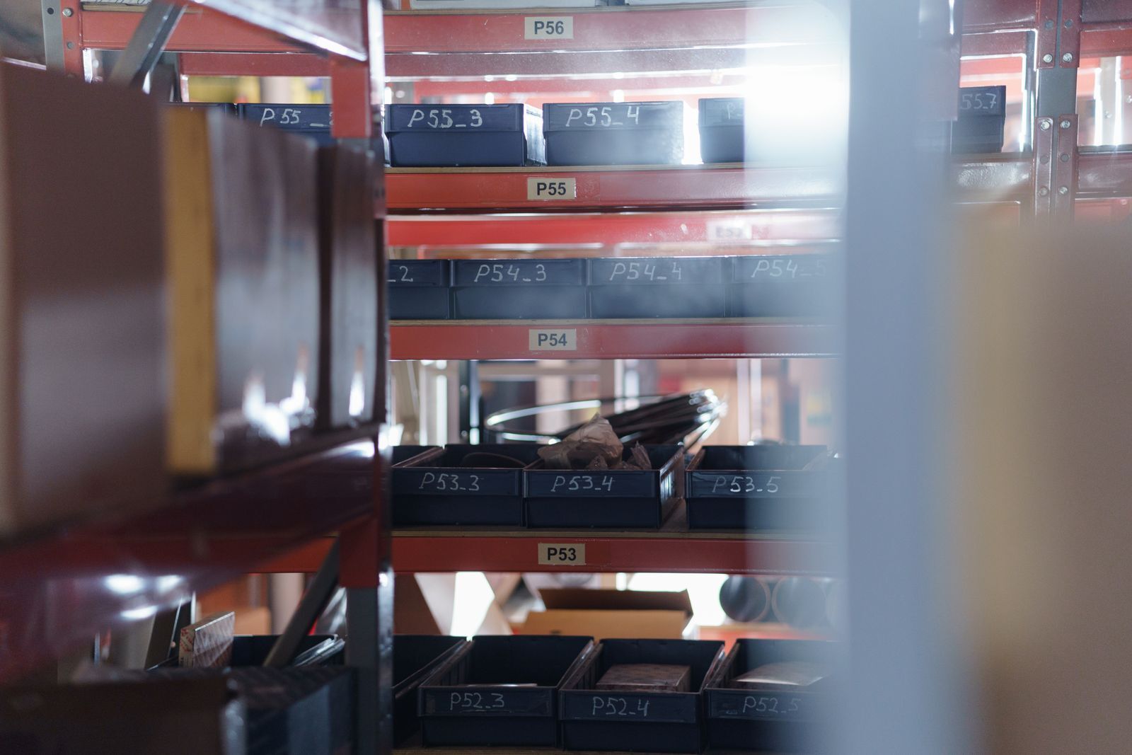 Estantería de depósito con bins numerados y productos variados organizados por ubicación